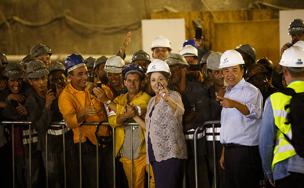 Dilma Rousseff acompanhada de Sérgio Cabral e Eduardo Paes em visita às obras da linha 4 do metrô carioca