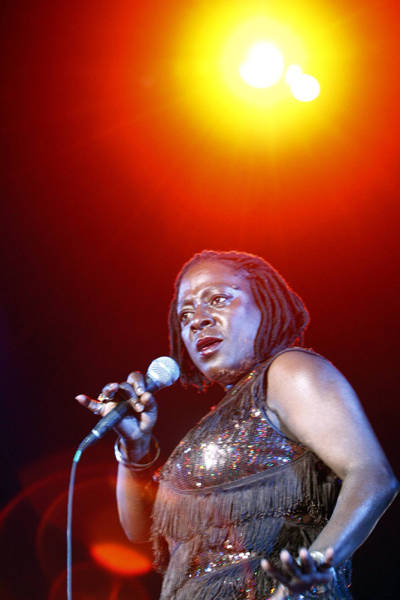Sharon Jones, cantora de soul, morre aos 60 anos