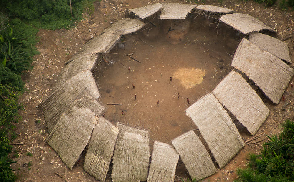 Yano de indígenas Yanomami isolados na Amazônia brasileira, fotografia aérea, 2016