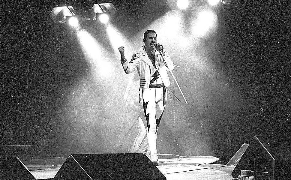 Freddie Mercury durante apresentação do Queen no primeiro Rock in Rio, em janeiro de 1985; por conta de distúrbios políticos, a família de Freddie mudou-se para a Inglaterra em 1964
