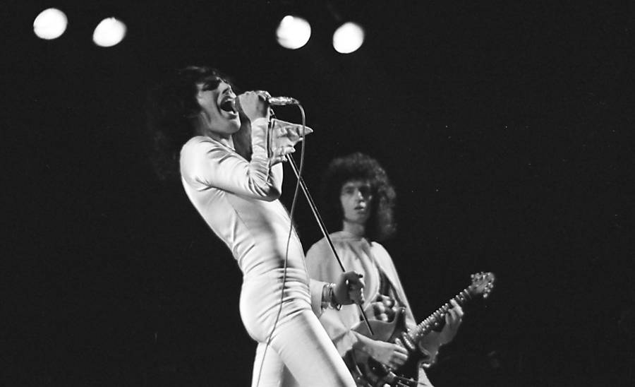 Show do Queen em cena do documentário "Queen: A Night in the Bohemia"; 
dois anos depois de chegar na Inglaterra, Freddie entrou na Faculdade Ealing de Arte, onde conheceu o baixista Tim Staffell, de quem se tornou grande amigo, em pouco tempo, a então banda de Tim, chamada Smile, virou o Queen