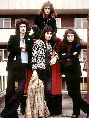O Queen foi uma das maiores referências do rock nas décadas de 70 e 80, com sucessos como "We Are the Champions" e "Crazy Little Thing Called Love"; na extensa lista de hits está ainda um dos mais indiscutíveis sucessos planetários