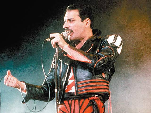 "Bohemian Rhapsody", composta por Mercury --um épico de seis minutos de duração-- liderou as paradas pela primeira vez em 1975, repetindo tal façanha em 1991, quando uma nova versão foi lançada após a morte do vocalista, para levantar fundos para causas humanitárias