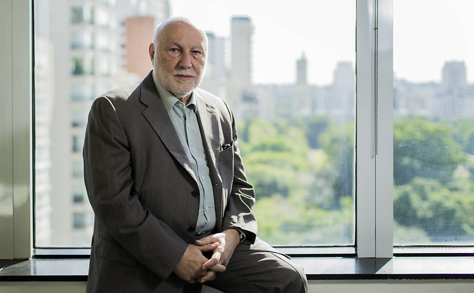 O sociólogo italiano Domenico De Masi em escritório da avenida Faria Lima, em São Paulo