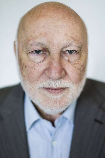 O sociólogo italiano Domenico De Masi, conhecido por conceitos como "ócio criativo" (aliar trabalho, estudo e lazer ao mesmo tempo) e "teletrabalho" (produção a distância facilitada por meios tecnológicos)