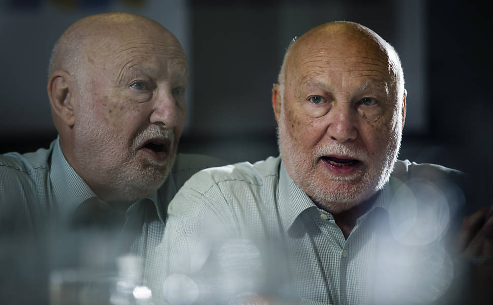 O sociólogo italiano Domenico De Masi durante entrevista à Folha, em foto feita com técnica de múltipla exposição