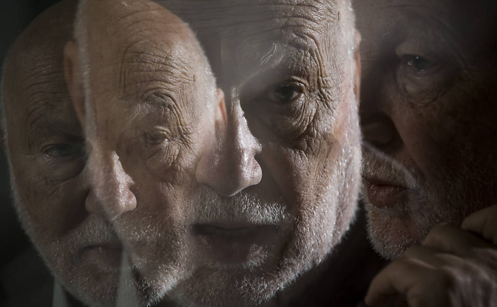 O sociólogo italiano Domenico De Masi durante entrevista à Folha, em foto feita com técnica de múltipla exposição