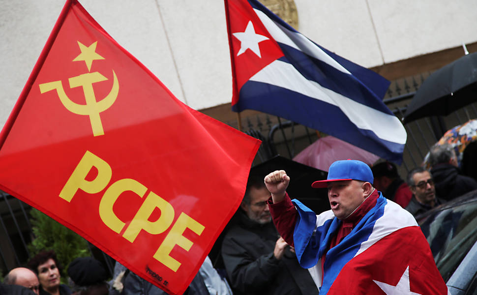 Apoiadores de Fidel Castro se reúnem na embaixada cubana em Madri, Espanha