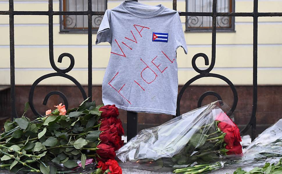 Flores são deixadas como um tributo a Fidel Castro do lado de fora da embaixada do país em Moscou