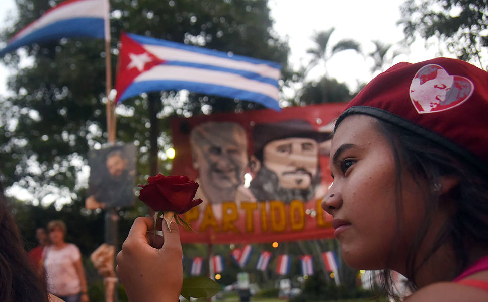 Apoiadores do Partido Comunista do Paraguai se reúnem em Assunção para homenagear o líder revolucionário cubano Fidel Castro, um dia depois de sua morte; Castro morreu na noite da última sexta feira em Havana, aos 90 anos