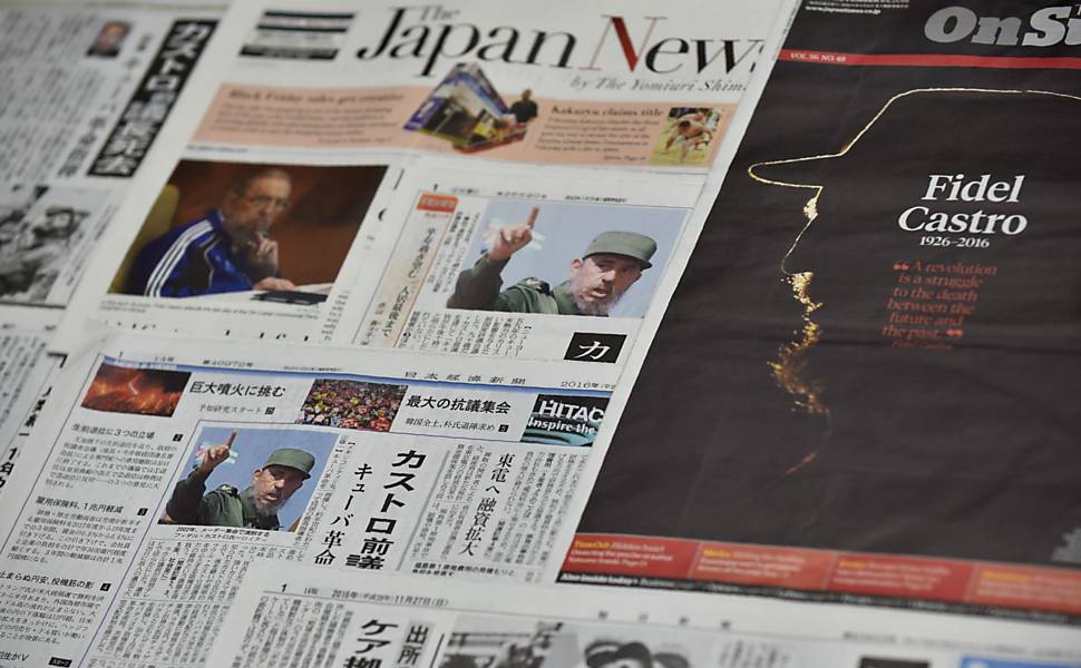 Primeiras páginas dos principais jornais japoneses que noticiam a morte de Fidel Castro, são vistas em Tóquio; ícone revolucionário cubano morreu em Havana aos 90 anos