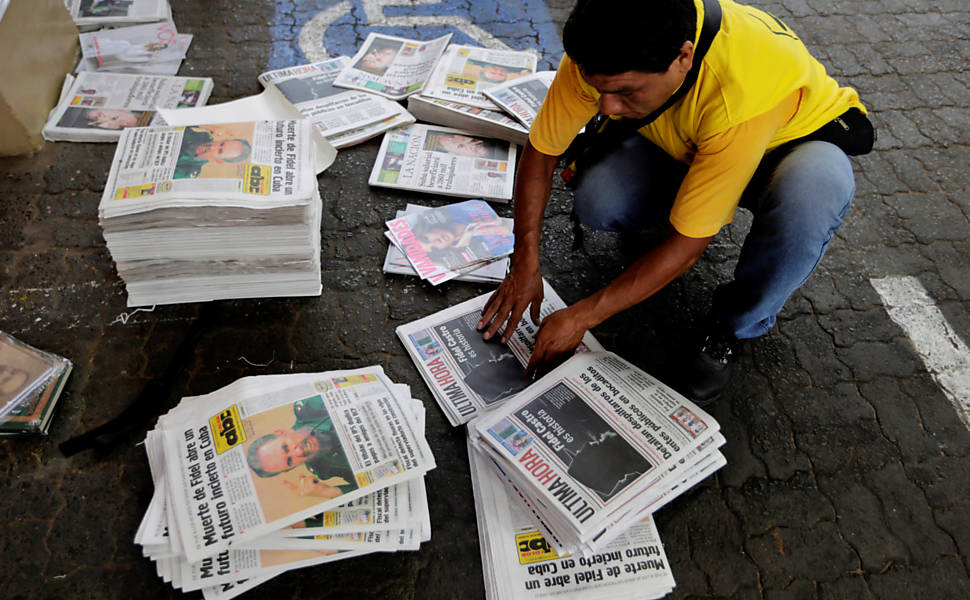 Homen se prepara para vender jornais depois do anúncio da morte do líder revolucionário cubano Fidel Castro, em Assunção, Paraguai