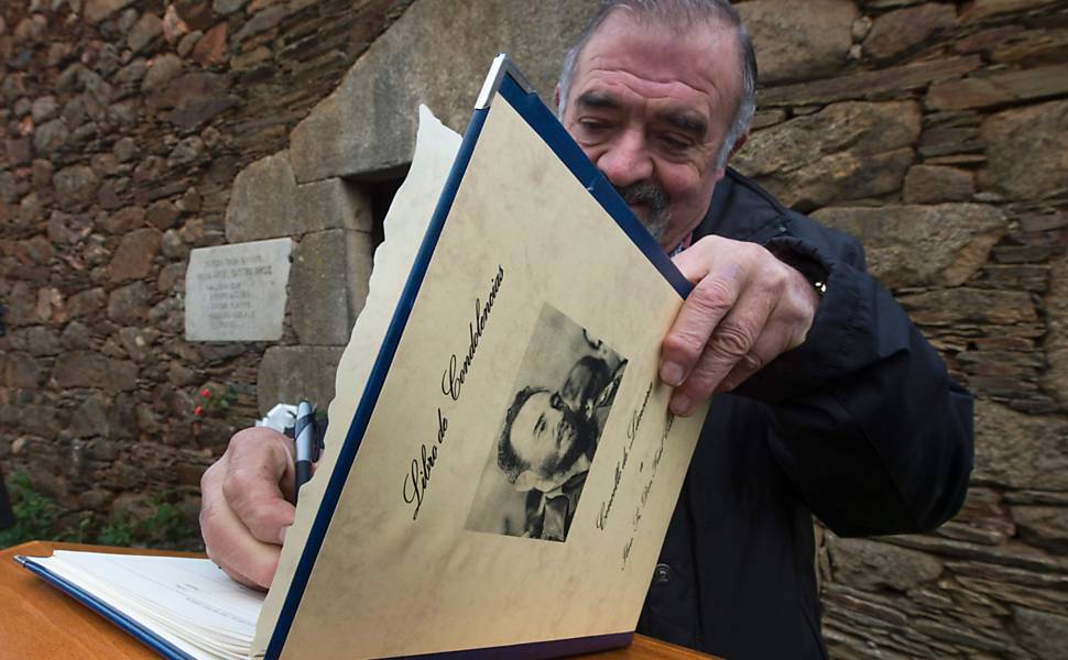 Morador assina um livro de condolências fora da pequena casa abandonada de pedra calcária do pai de Castro, na qual uma placa diz: "Anjo Castro Argiz nasceu nesta casa em 1875, um galego que emigrou para Cuba, onde plantou árvores que ainda florescem" Em Lancara, uma aldeia a cerca de 20 quilômetros de Lugo, no noroeste da Espanha