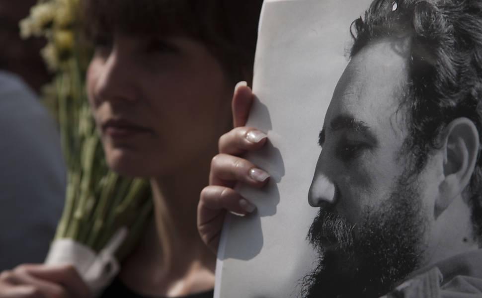 Mexicanos prestam homenagem a Fidel Castro do lado de fora da embaixada de Cuba na Cidade do México