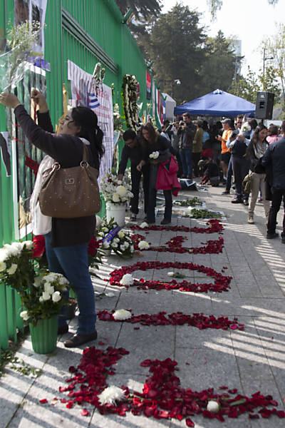 Mexicanos prestam homenagem a Fidel Castro do lado de fora da embaixada de Cuba na Cidade do México