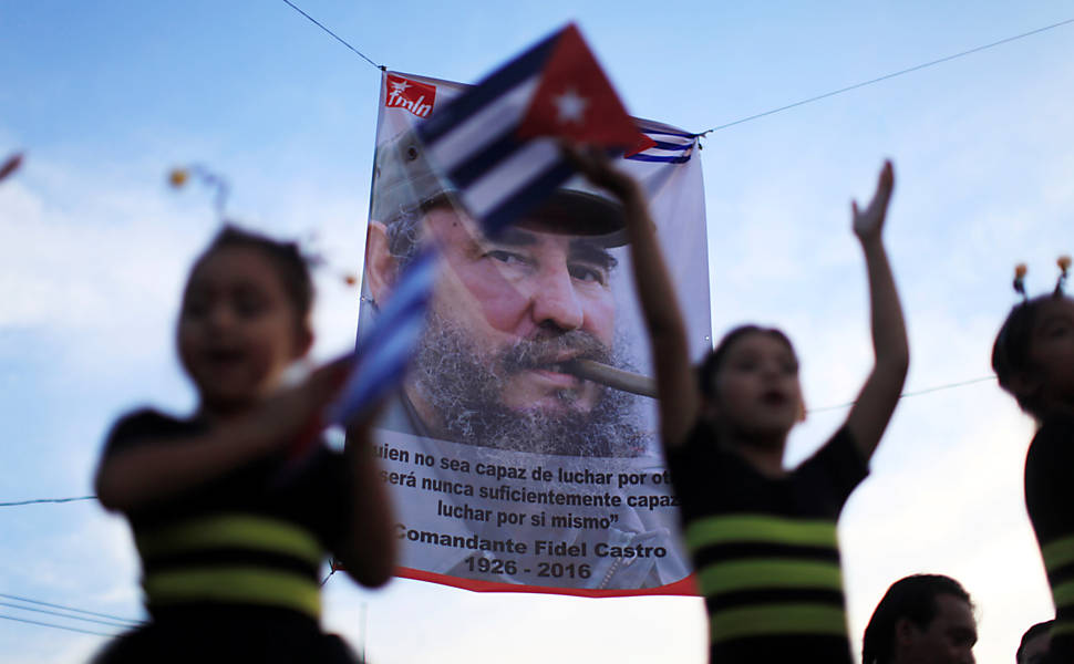 Crianças prestam homenagem a Fidel Castro em San Salvador, El Salvador