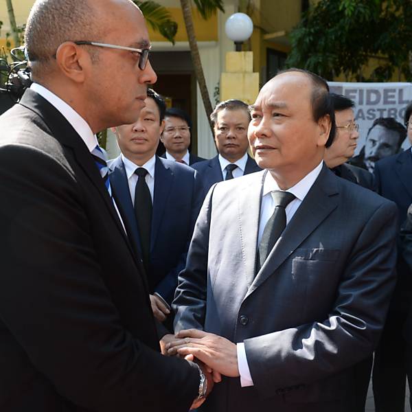 O primeiro-ministro vietnamita Nguyen Xuan Phuc conversa com o embaixador cubano Herminio Lopez Diaz depois de homenagear o falecido líder cubano Fidel Castro na embaixada cubana em Hanói