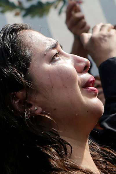 Uma partidária de Fidel Castro chora após o anúncio de sua morte na Cidade do México