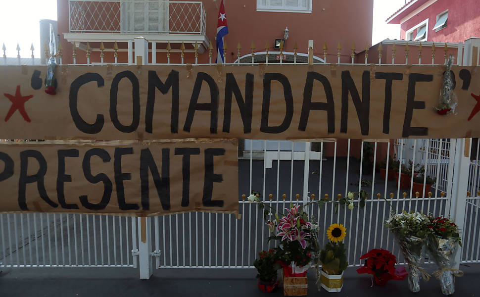 Flores são colocadas para homenagear o líder revolucionário cubano Fidel Castro em São Paulo, Brasil