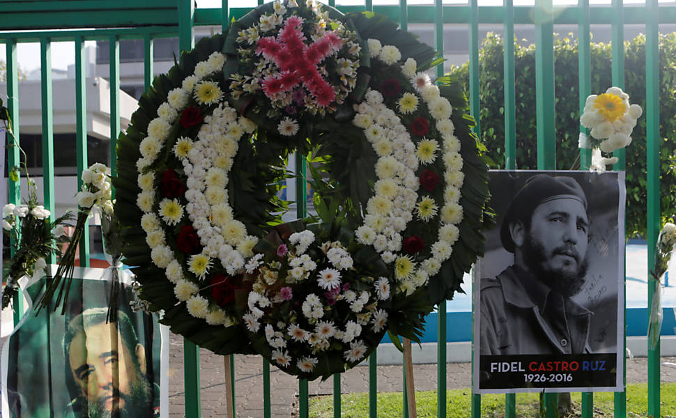 Guirlanda é vista entre fotos de Fidel Castro durante uma cerimônia de homenagem, após o anúncio da morte do líder revolucionário cubano, fora da Embaixada de Cuba na Cidade do México