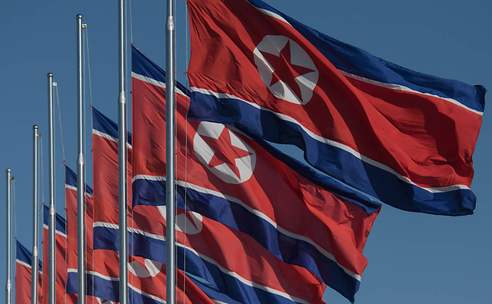 Bandeiras norte-coreanas voam a meio-mastro em solidariedade com Cuba após a morte de Fidel Castro, em Pyongyang