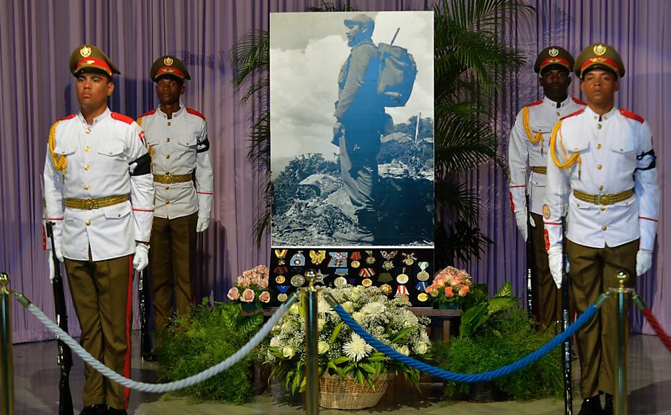 Cubanos homenageiam Fidel