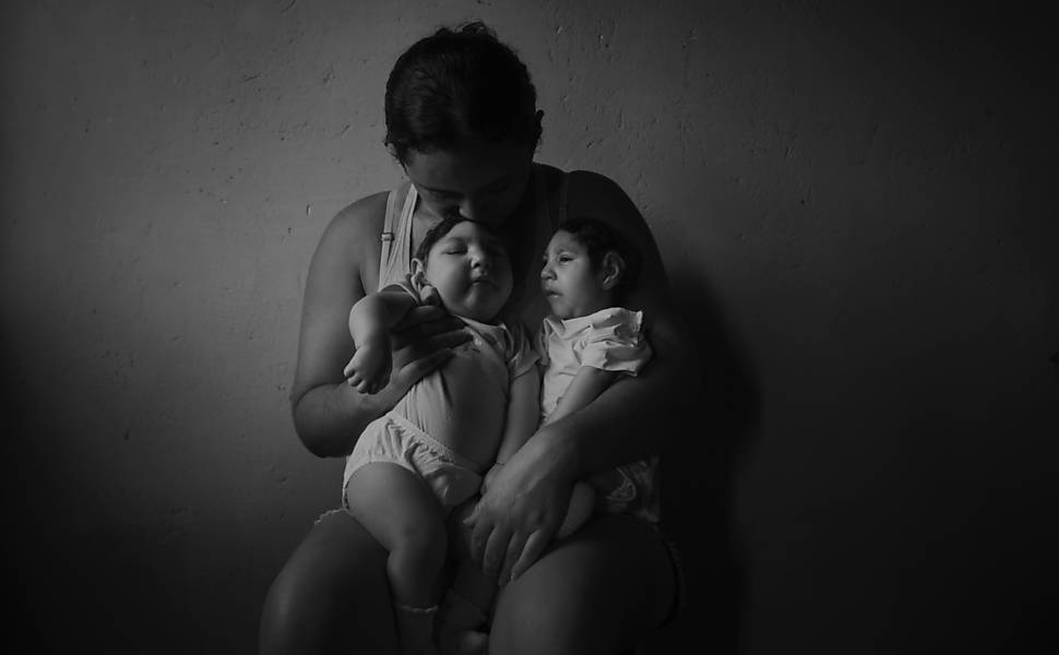 As gêmeas de Raquel de Araujo, 28, Heloá (à dir.) e Heloísa, nasceram com microcefalia 