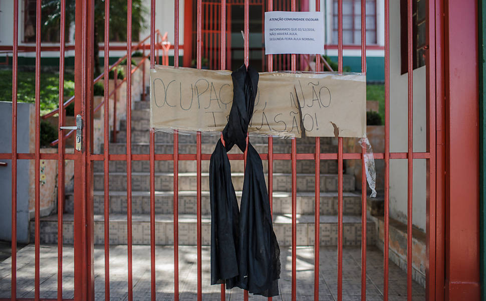 Escola ocupada em Chapecó vive luto