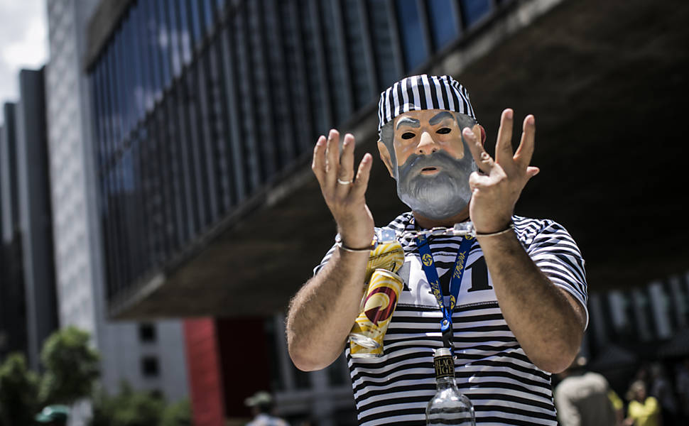 Protesto na Avenida Paulista neste domingo depois que a Câmara aprovou uma versão desfigurada do pacote anticorrupção proposto pelo Ministério Público Federal