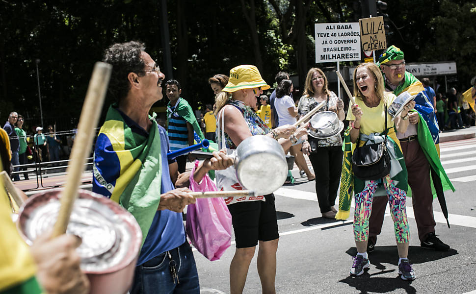 Protesto na Avenida Paulista neste domingo depois que a Câmara aprovou uma versão desfigurada do pacote anticorrupção proposto pelo Ministério Público Federal