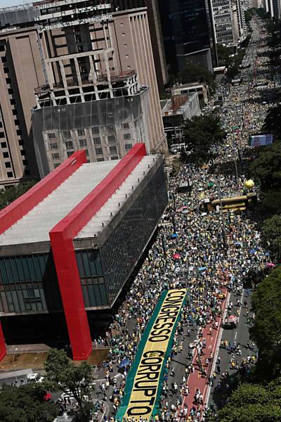 Protesto na Avenida Paulista neste domingo depois que a Câmara aprovou uma versão desfigurada do pacote anticorrupção proposto pelo Ministério Público Federal