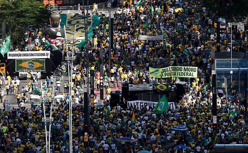 Protesto na Avenida Paulista neste domingo depois que a Câmara aprovou uma versão desfigurada do pacote anticorrupção proposto pelo Ministério Público Federal