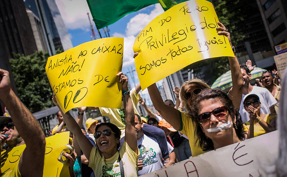 Protesto na Avenida Paulista neste domingo depois que a Câmara aprovou uma versão desfigurada do pacote anticorrupção proposto pelo Ministério Público Federal