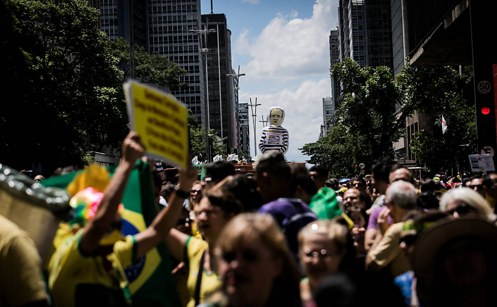 Protesto na Avenida Paulista neste domingo depois que a Câmara aprovou uma versão desfigurada do pacote anticorrupção proposto pelo Ministério Público Federal