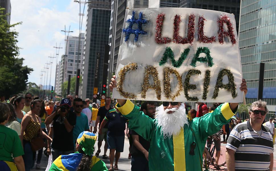 Protesto na Avenida Paulista neste domingo depois que a Câmara aprovou uma versão desfigurada do pacote anticorrupção proposto pelo Ministério Público Federal
