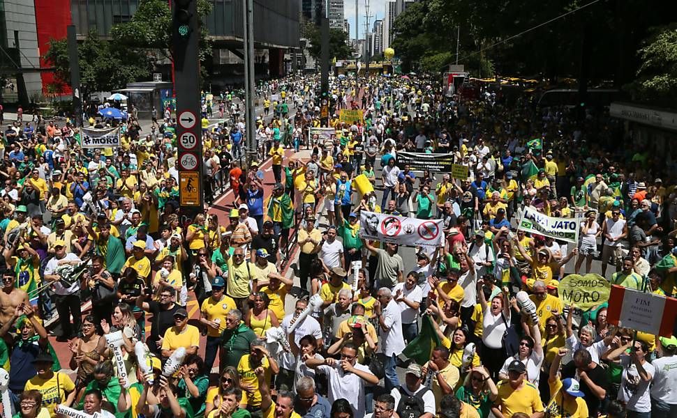 Protesto na Avenida Paulista neste domingo depois que a Câmara aprovou uma versão desfigurada do pacote anticorrupção proposto pelo Ministério Público Federal