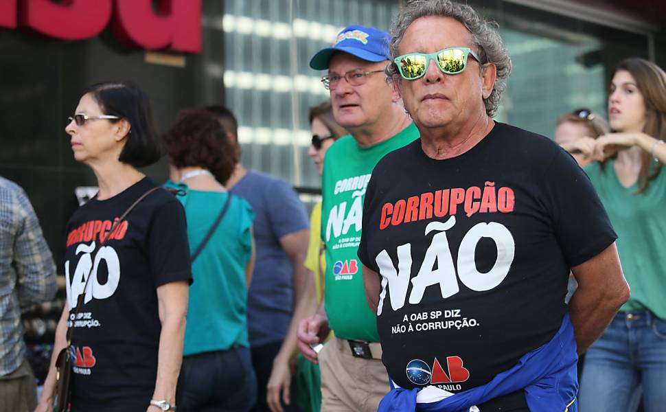 Protesto na Avenida Paulista neste domingo depois que a Câmara aprovou uma versão desfigurada do pacote anticorrupção proposto pelo Ministério Público Federal