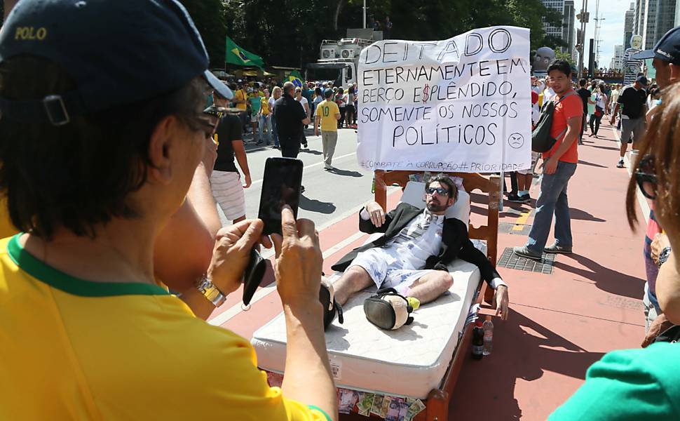 Protesto na Avenida Paulista neste domingo depois que a Câmara aprovou uma versão desfigurada do pacote anticorrupção proposto pelo Ministério Público Federal