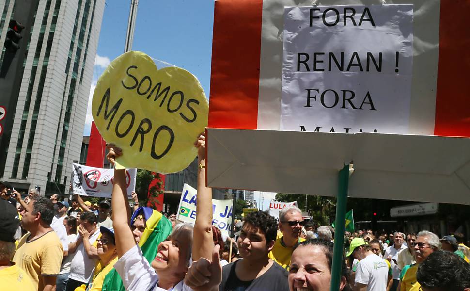 Protesto na Avenida Paulista neste domingo depois que a Câmara aprovou uma versão desfigurada do pacote anticorrupção proposto pelo Ministério Público Federal