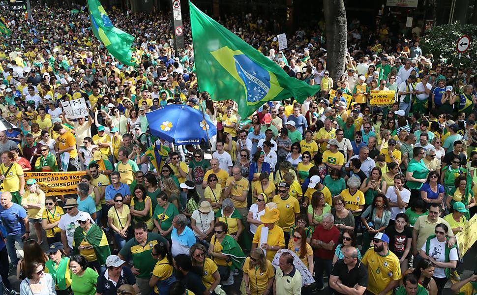 Protesto na Avenida Paulista neste domingo depois que a Câmara aprovou uma versão desfigurada do pacote anticorrupção proposto pelo Ministério Público Federal