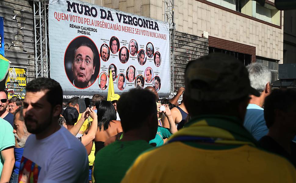 Os grupos Vem Pra Rua e MBL (Movimento Brasil Livre), dois dos principais organizadores dos protestos pela queda da ex-presidente Dilma Rousseff, realizam protesto na Avenida Paulista