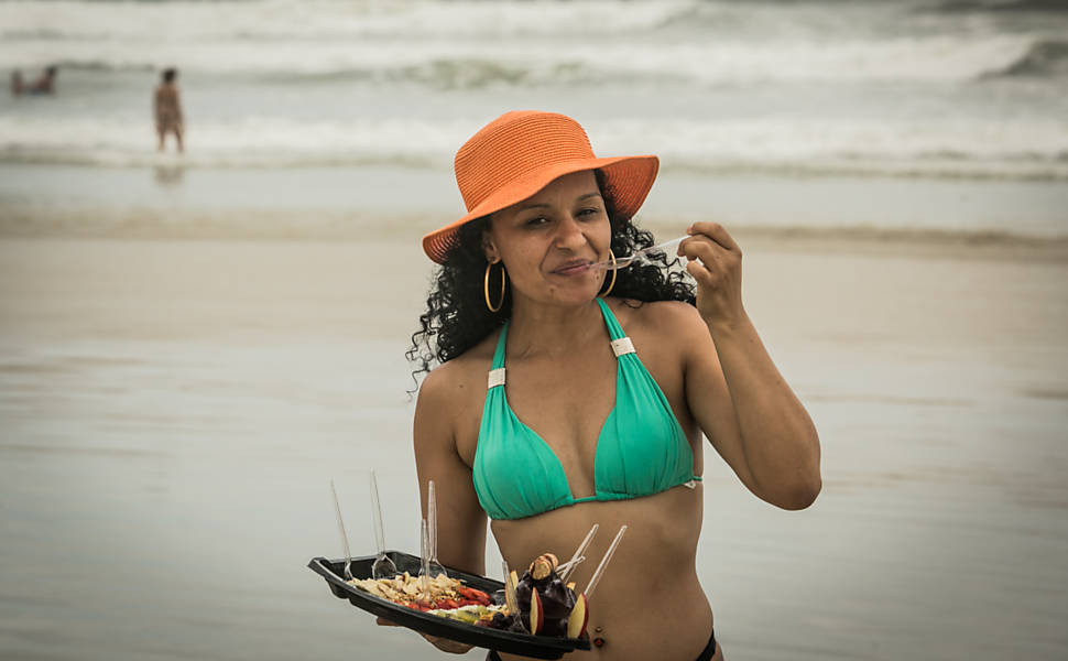 Sandra dos Santos, 33, comprou uma barca de açaí para dividir com a família na praia da Riviera, litoral norte de São Paulo