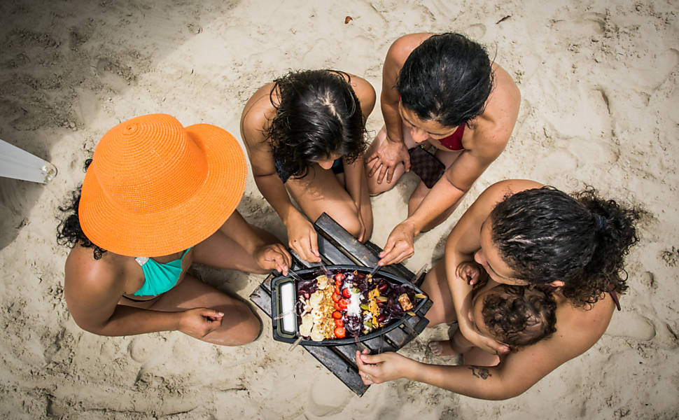 Sandra dos Santos, 33, comprou uma barca de açaí para dividir com a família na praia da Riviera, litoral norte de São Paulo