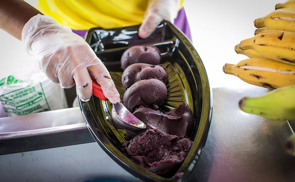 A empresária Luciane Alves, 40, que vende a barca de açaí na praia da Riviera, litoral norte de São Paulo
