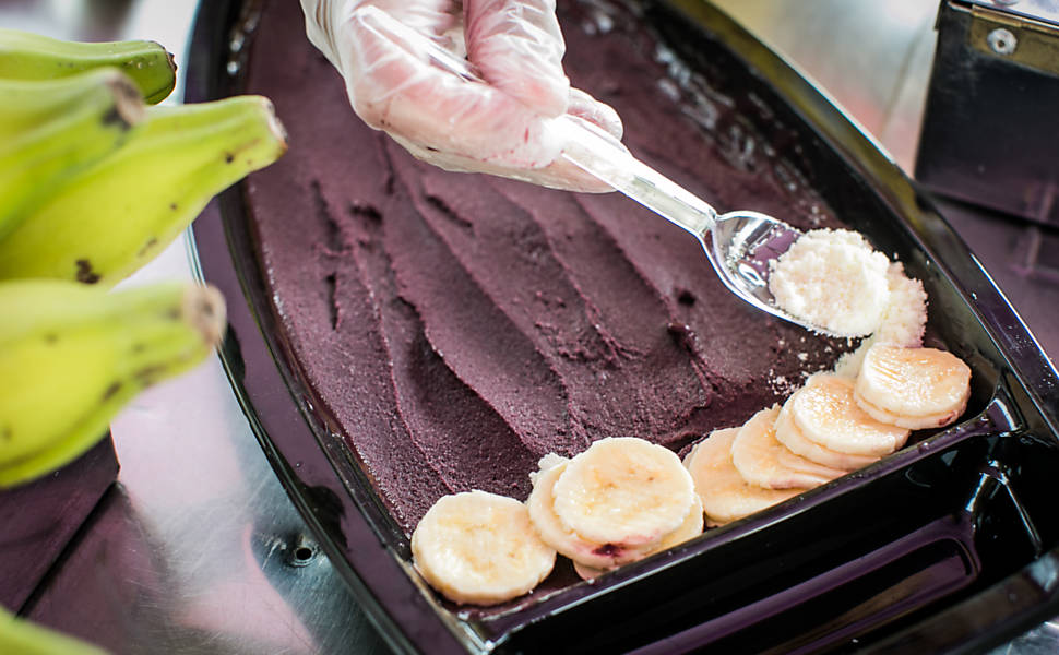 A empresária Luciane Alves, 40, que vende a barca de açaí na praia da Riviera, litoral norte de São Paulo
