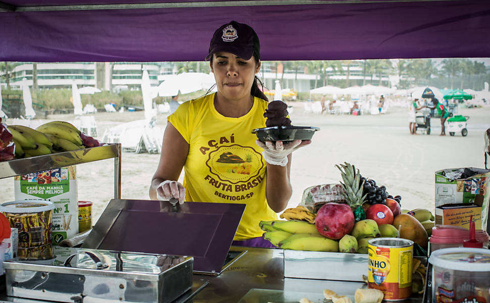 A empresária Luciane Alves, 40, que vende a barca de açaí na praia da Riviera, litoral norte de São Paulo

