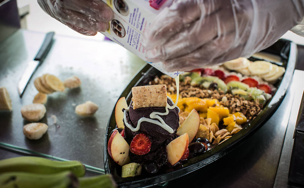 A empresária Luciane Alves, 40, que vende a barca de açaí na praia da Riviera, litoral norte de São Paulo
