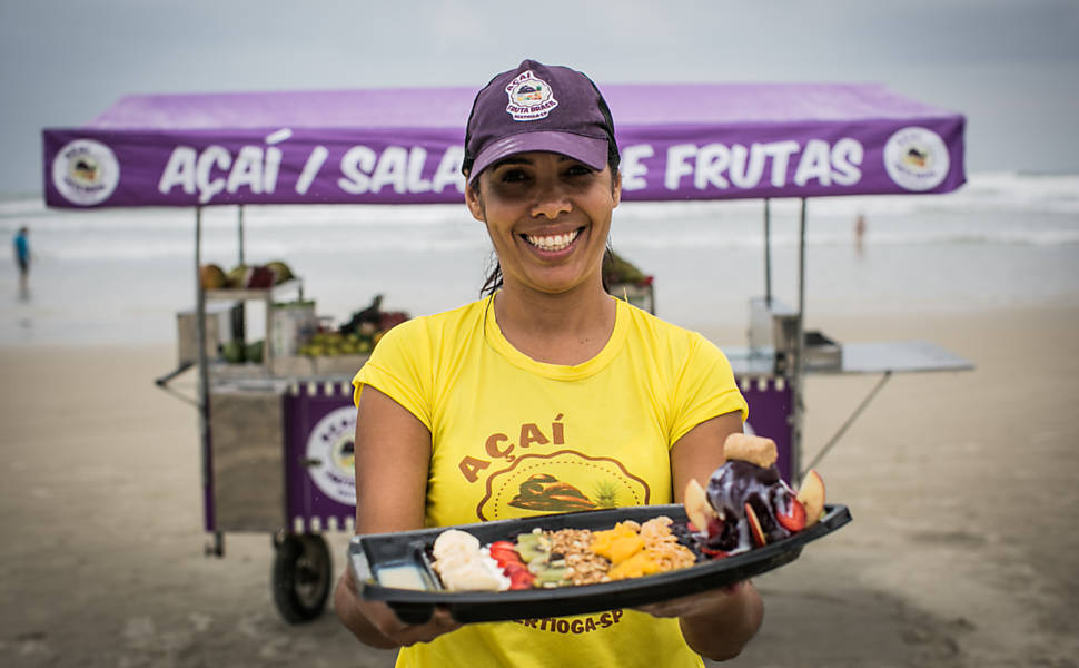 A empresária Luciane Alves, 40, que vende a barca de açaí na praia da Riviera, litoral norte de São Paulo
