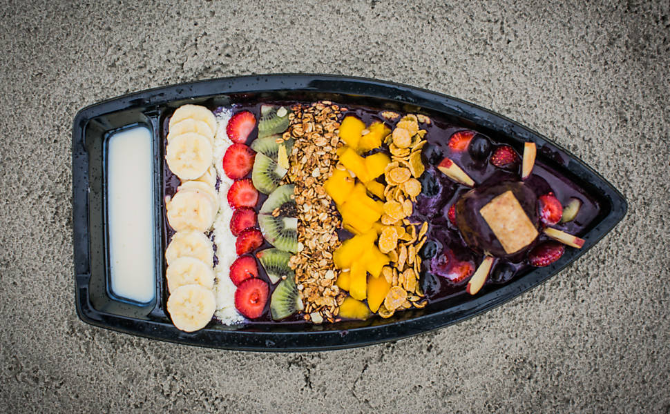Versão completa, com até 16 ingredientes, da barca de açaí servida na praia da Riviera, litoral norte de São Paulo
