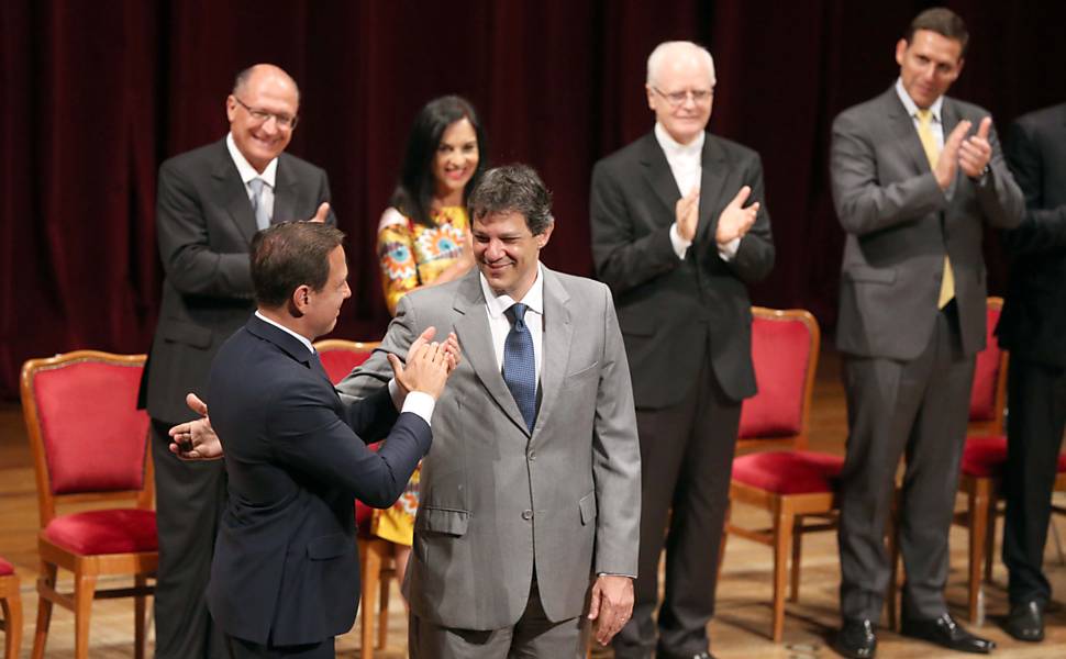 Doria, Alckmin e Haddad durante cerimônia de transmissão de posse no Theatro Municipal de São Paulo